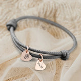 Personalisiertes PU-Lederarmband mit 2 gravierten RoséGold-Herz-Anhängern mit Geburtstag und Blume in antrazith - gefertigt von Love & Faith