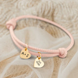 Personalisiertes PU-Lederarmband mit 2 gravierten Gold-Herz-Anhängern mit mit Initialen in altrosa - gefertigt von Love & Faith