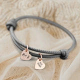Personalisiertes PU-Lederarmband mit 2 gravierten RoséGold-Herz-Anhängern mit mit Initialen in anthrazit - gefertigt von Love & Faith