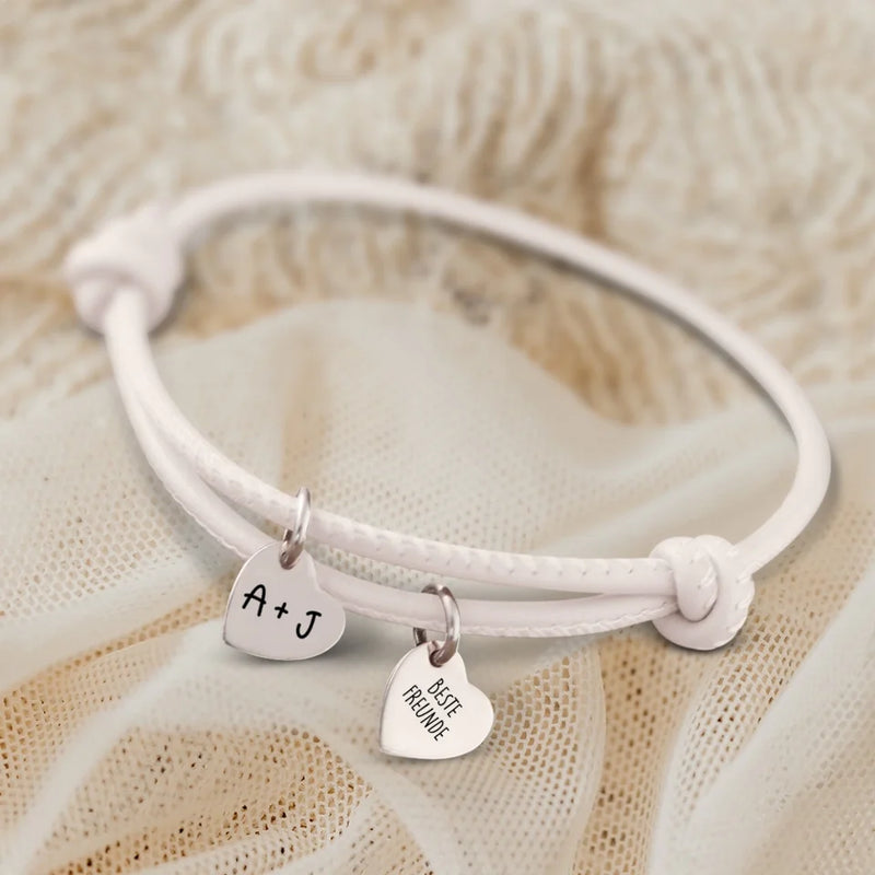 Personalisiertes PU-Lederarmband mit 2 gravierten Silber-Herz-Anhängern mit mit Initialen in Creme - gefertigt von Love & Faith