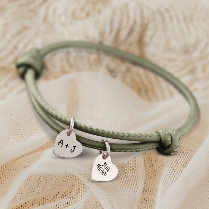 Personalisiertes PU-Lederarmband mit 2 gravierten Silber-Herz-Anhängern mit mit Initialen in Olivgrün - gefertigt von Love & Faith