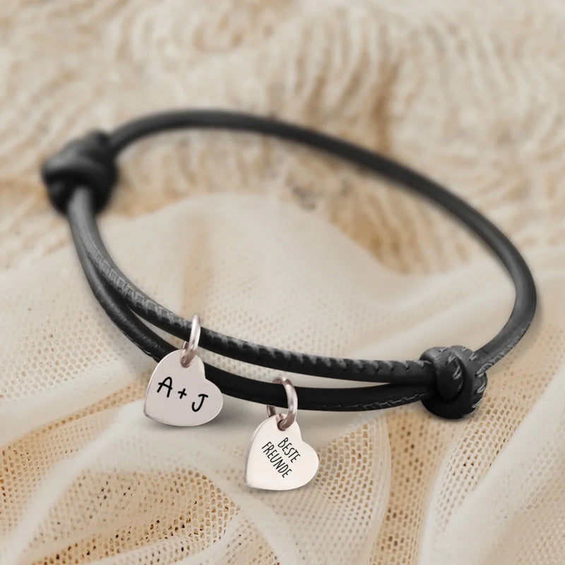 Personalisiertes PU-Lederarmband mit 2 gravierten Silber-Herz-Anhängern mit Initialen in Schwarz - gefertigt von Love & Faith