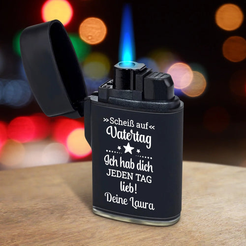 Sturmfeuerzeug gestalten als Geschenk mit "Scheiß auf Vatertag"-Spruch personalisiert von Love & Faith