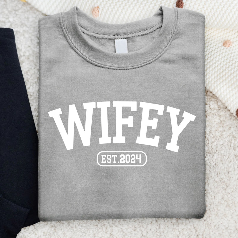 Wifey - Personalisierter Premium Sweater für Ehefrauen mit Initialen