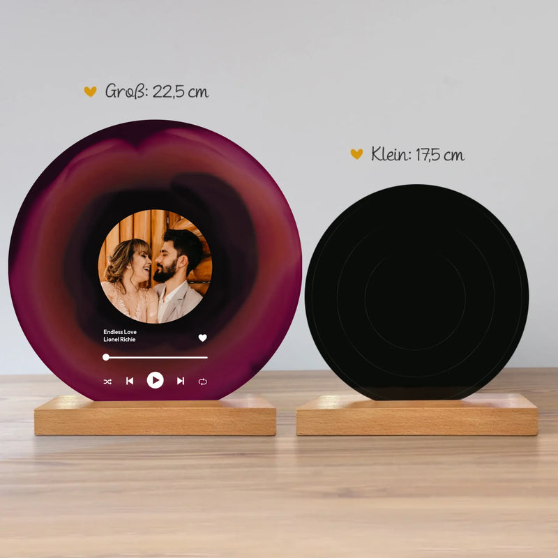 Holzaufsteller mit personalisiert bedruckter Acrylplatte in Schallplattenoptik - gefertigt von Love & Faith