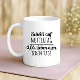 Weiße Tasse zum Muttertag mit "Scheiß auf Muttertag"-Spruch – individuelle Geschenkidee von Love & Faith