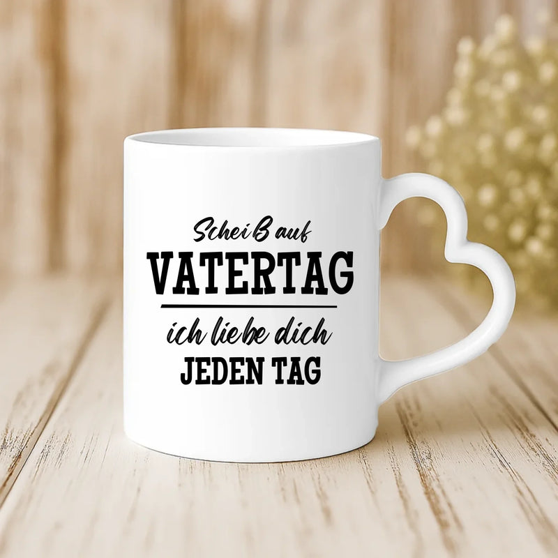 Weiße Tasse mit Herzhenkel und personalisiertem Namen – romantische Geschenkidee von Love & Faith
