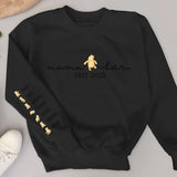 Schwarzer Sweater personalisiert mit mamabär undKindernamen gedruckt von Love & Faith