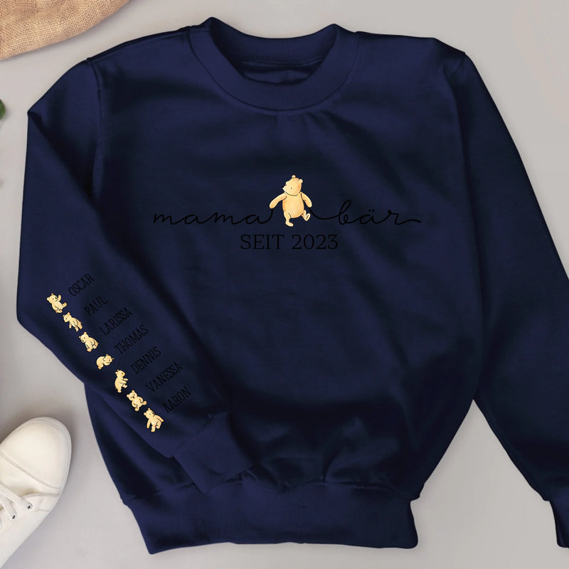 Dunkelblauer Pullover personalisiert mit mamabär undKindernamen gedruckt von Love & Faith