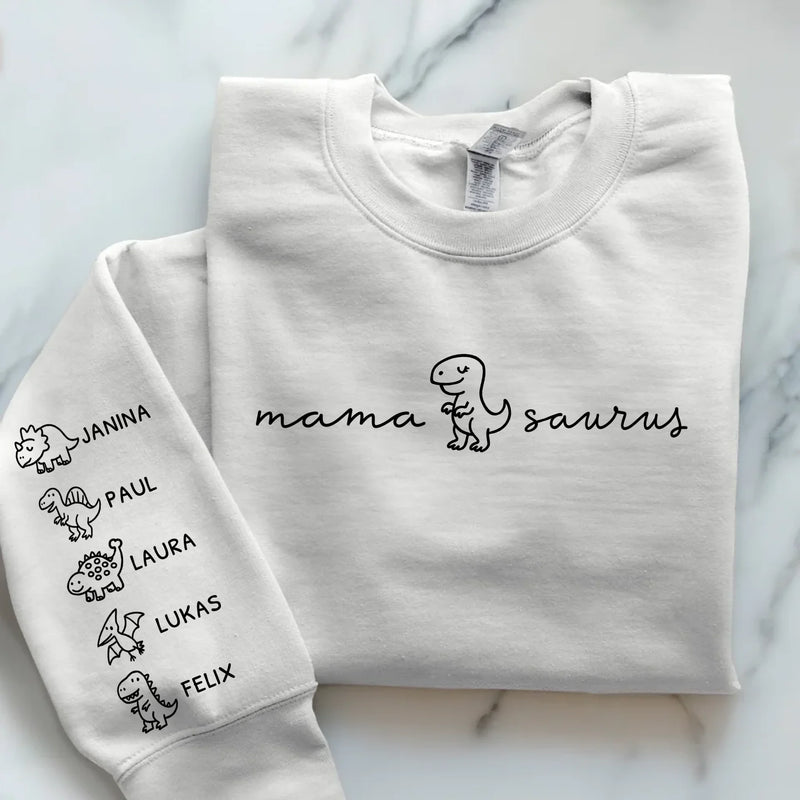 Weißer Pullover personalisiert mit Mamasaurus und Kindernamen gedruckt von Love & Faith