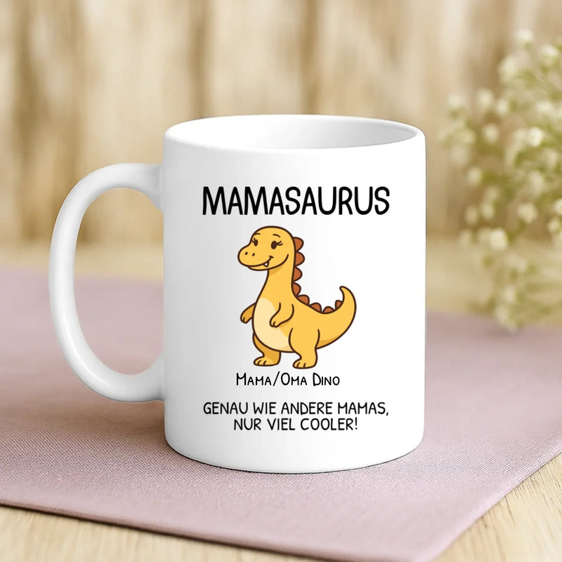 Weiße Tasse mit personalisiertem Mamasaurus Spruch und Namen – individuelle Geschenkidee von Love & Faith