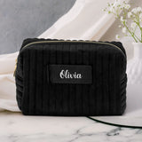 Schwarze Samtkosmetiktasche mit eigenem Namen in Silber personalisiert bedruckt von Love & Faith