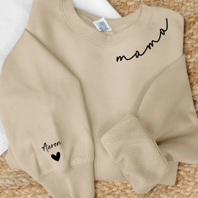 Beiger Sweater mit Mama Schriftzug und Kindernamen auf dem Ärmel - Personalisiertes Geschenk von Love & Faith