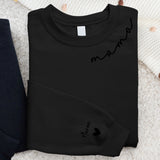 Schwarzer Pullover mit Mama Schriftzug und Kindernamen auf dem Ärmel - Personalisiertes Geschenk von Love & Faith