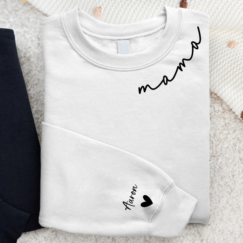 Weißer Pullover mit Mama Schriftzug und Kindernamen auf dem Ärmel - Personalisiertes Geschenk von Love & Faith