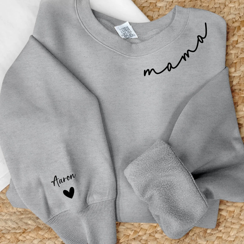 Grauer Sweater mit Mama Schriftzug und Kindernamen auf dem Ärmel - Personalisiertes Geschenk von Love & Faith