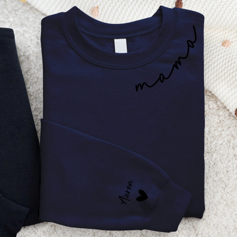 Navyblauer Pullover mit Mama Schriftzug und Kindernamen auf dem Ärmel - Personalisiertes Geschenk von Love & Faith