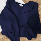 Dunkelblauer Pullover mit Mama Schriftzug und Kindernamen auf dem Ärmel - Personalisiertes Geschenk von Love & Faith