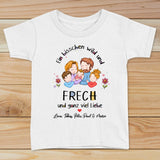 Weißes TShirt für Kinder mit Spruch "Ein bisschen wild und frech und ganz viel Liebe" Mit personalisierter Familienzeichnung und Namen - Individuelle Geschenkidee von Love & Faith