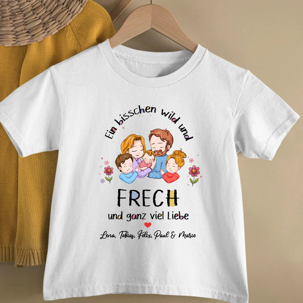 Weißes T-Shirt für Kinder mit Spruch "Ein bisschen wild und frech und ganz viel Liebe" Mit personalisierter Familienzeichnung und Namen - Individuelle Geschenkidee von Love & Faith