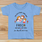 Hellblaues T-Shirt für Kinder mit Spruch "Ein bisschen wild und frech und ganz viel Liebe" Mit personalisierter Familienzeichnung und Namen - Individuelle Geschenkidee von Love & Faith