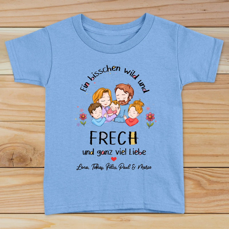 Hellblaues T-Shirt für Kinder mit Spruch "Ein bisschen wild und frech und ganz viel Liebe" Mit personalisierter Familienzeichnung und Namen - Individuelle Geschenkidee von Love & Faith