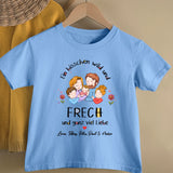 Hellblaues T-Shirt für Kinder mit Spruch "Ein bisschen wild und frech und ganz viel Liebe" Mit personalisierter Familienzeichnung und Namen - Individuelle Geschenkidee von Love & Faith