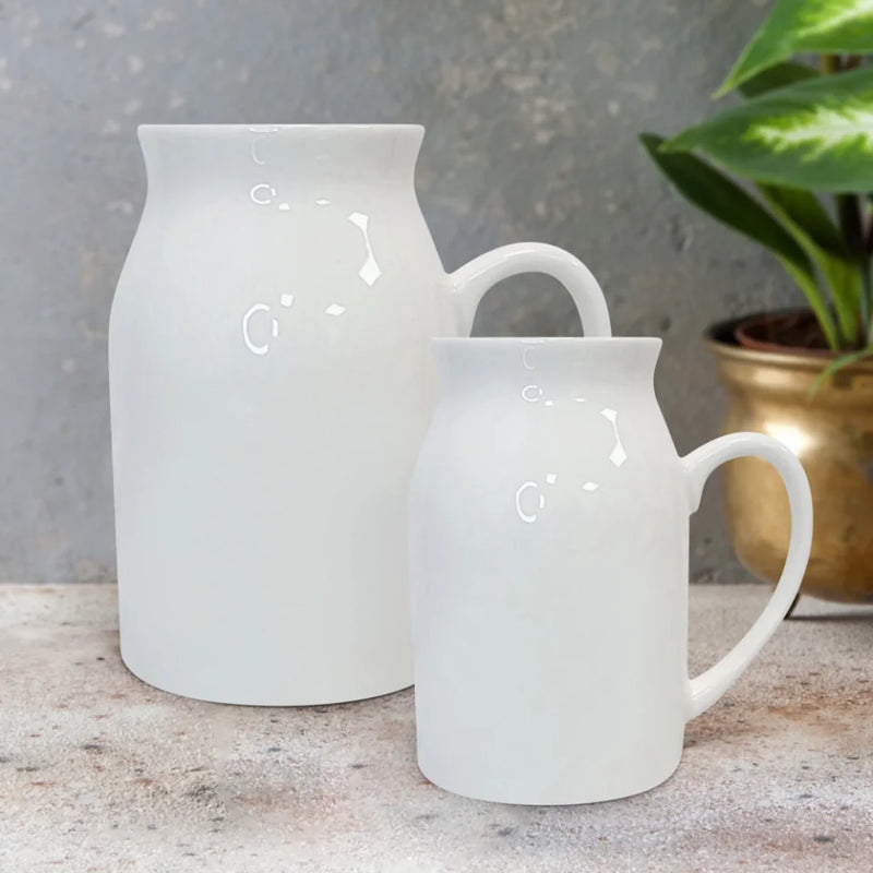 Größenvergleich Weiße Vase mit Henkel mit Geburtsblumen und Namen Geschenkidee zum Muttertag personalisiert von Love & Faith