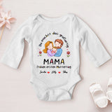 weißer langarm Babybody zum Muttertag mit Familienzeichnung und Namen - gedruckt von Love & Faith