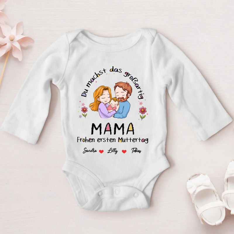 weißer langarm Babybody zum Muttertag mit Familienzeichnung und Namen - gedruckt von Love & Faith