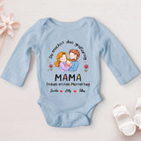 himmelblauer langarm Babybody zum Muttertag mit Familienzeichnung und Namen - gedruckt von Love & Faith