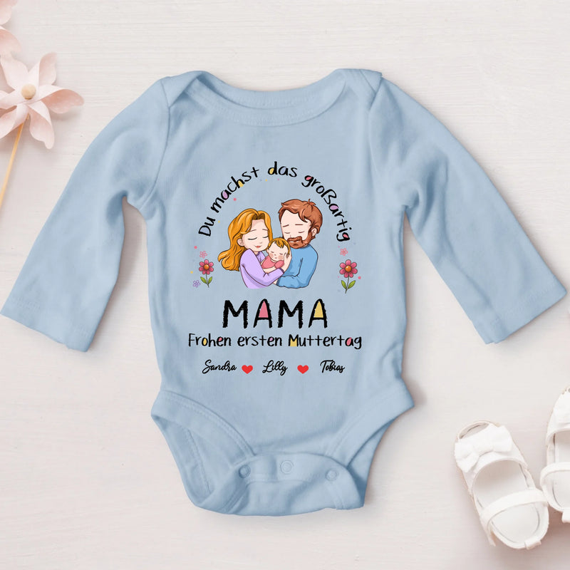 himmelblauer langarm Babybody zum Muttertag mit Familienzeichnung und Namen - gedruckt von Love & Faith