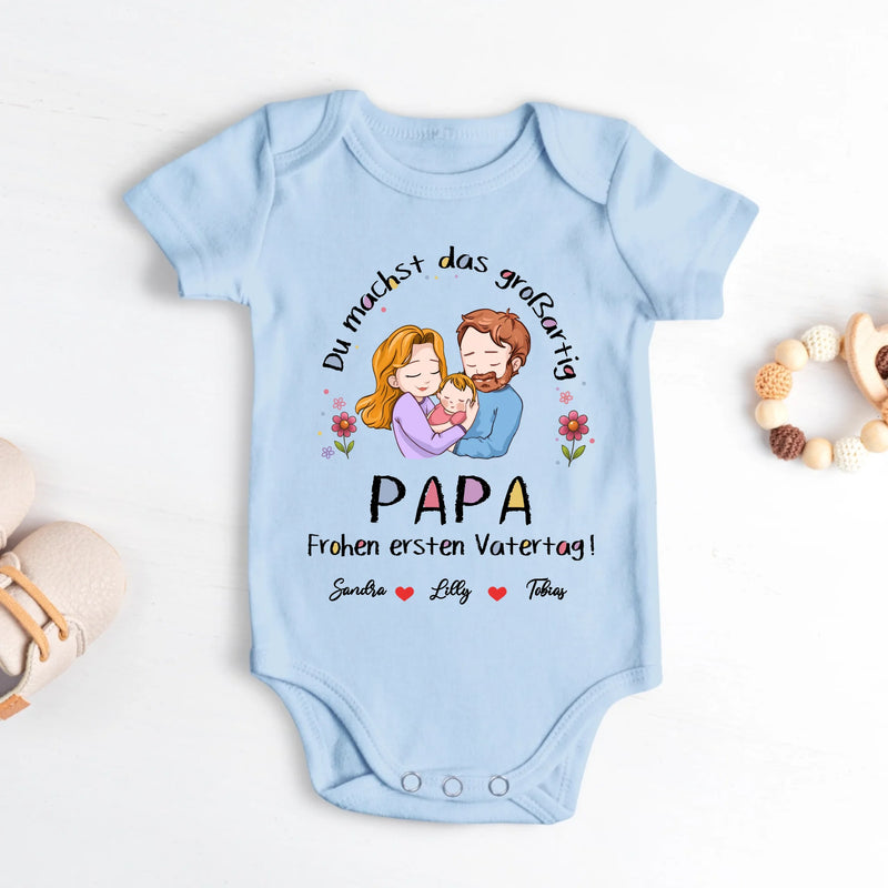 blauer kurzarm Babybody zum Vatertag mit Familienzeichnung und Namen - Papa Geschenk von Love & Faith