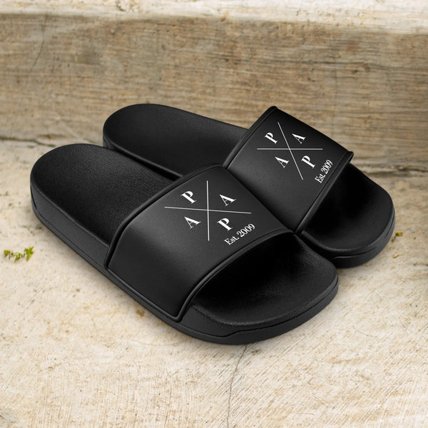 schwarze Badeschlappen für Männer mit personalisierbarem Druck für Papa mit Jahreszahl von Love & Faith