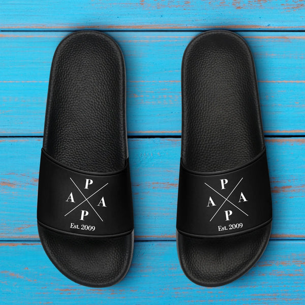 schwarze Badeschlappen für Männer mit personalisierbarem Druck für Papa mit Jahreszahl von Love & Faith
