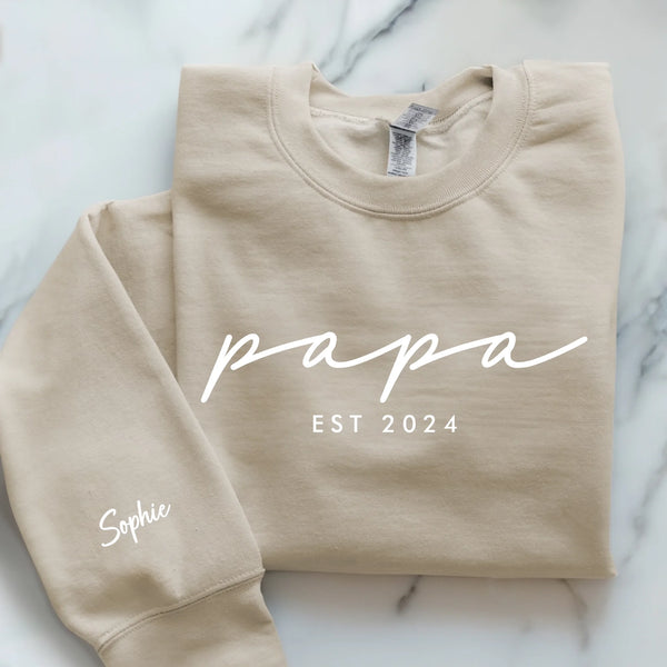 beiger Pullover personalisierbar Papa Slogan mit Kindernamen - gefertigt von Love & Faith