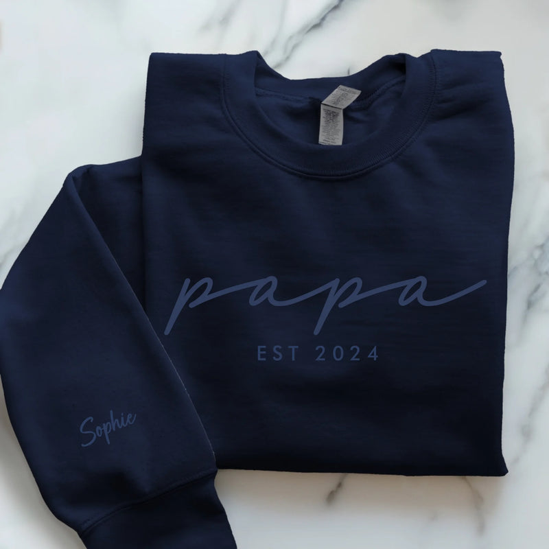 Dunkelblauer Pullover für Papa mit Kindernamen personalisiert von Love & Faith