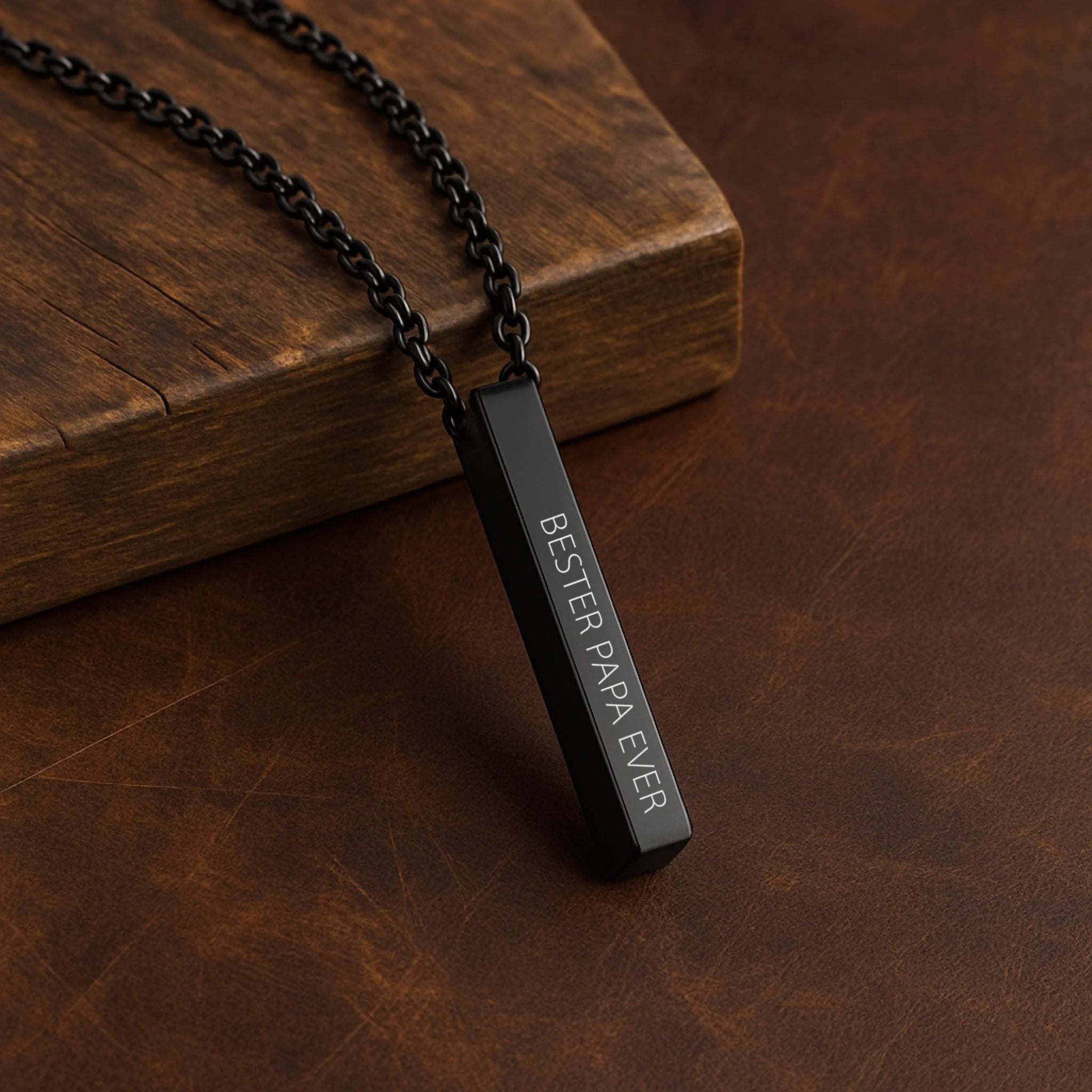 schwarze Metall-Kette mit Graviertem Anhänger - mit Spruch oder Namen personalisiert für Papa zum Vatertag von Love & Faith