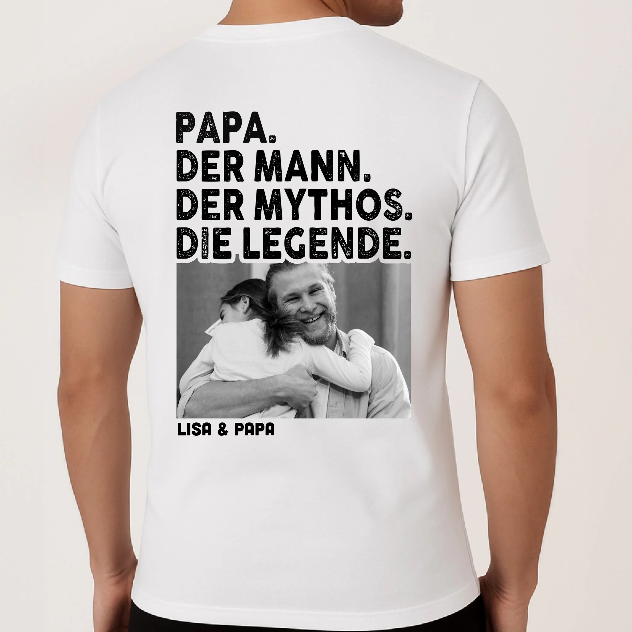 Weißes T-Shirt mit Backprint für Papa mit Spruch und eigenem Foto personalisieren mit Love & Faith