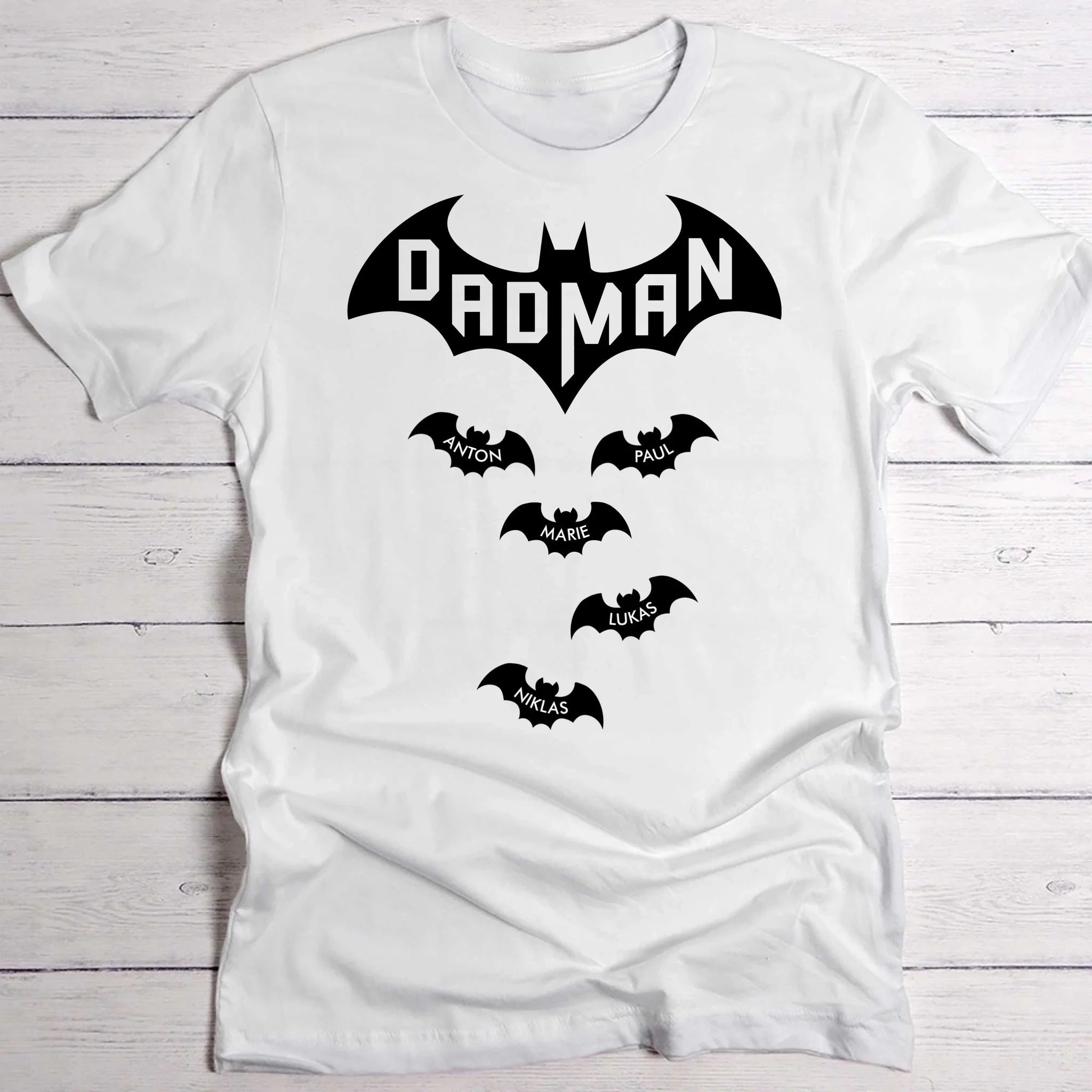 weißes T-Shirt mit DADMAN Schriftzug und Fledermäusen mit Kindernamen als Geschenkidee zum Vatertag von Love & Faith