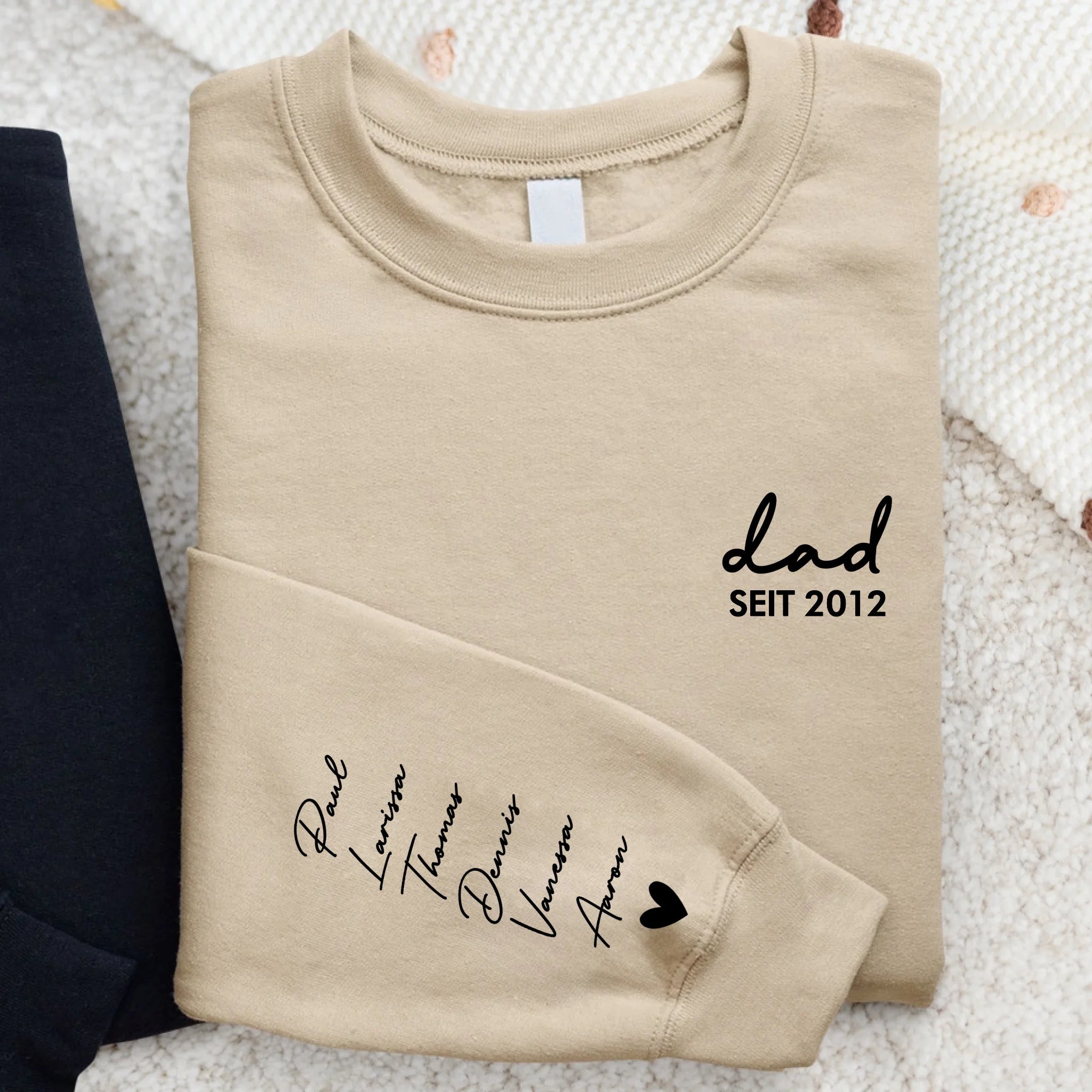 beiger Pullover für Papa personalisiert mit Kindernamen zum Vatertag von Love & Faith