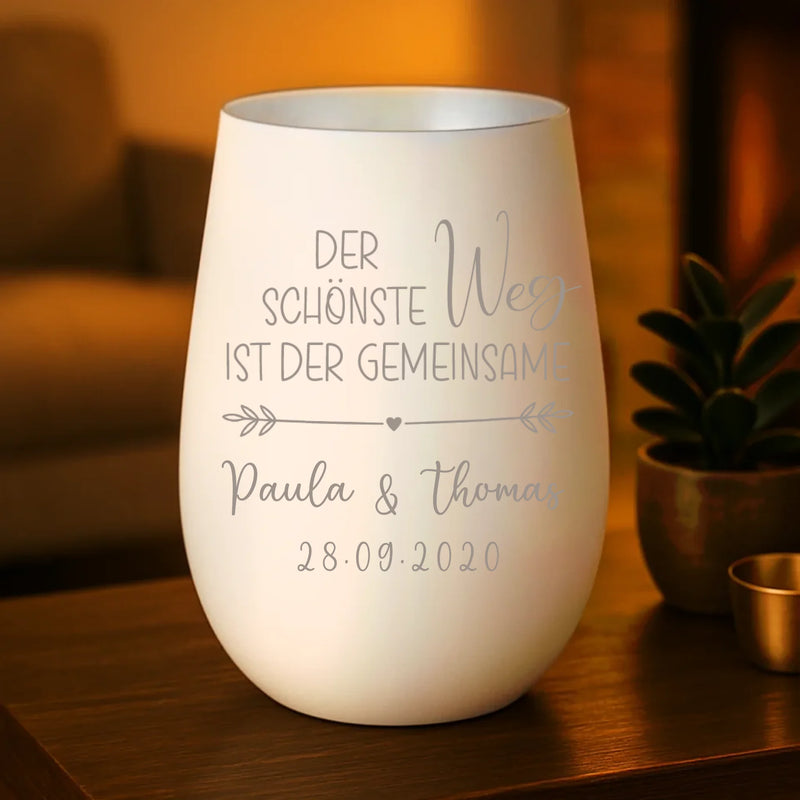 weißes Windlicht silber graviert mit "Der schönste Weg ist der gemeinsame" mit Namen und Jahrestag zum Hochzeitstag personalisiert von Love & Faith