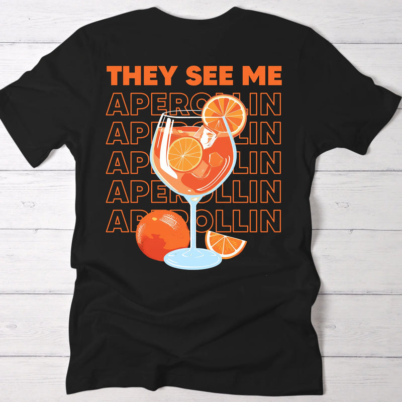 schwarzes T-Shirt Rückenprint mit "They see me aperolin" personalisiertesm Spruch als Sommer Geschenkidee von Love & Faith