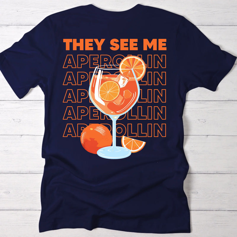 navy T-Shirt Rückenprint mit "They see me aperolin" personalisiertesm Spruch als Sommer Geschenkidee von Love & Faith
