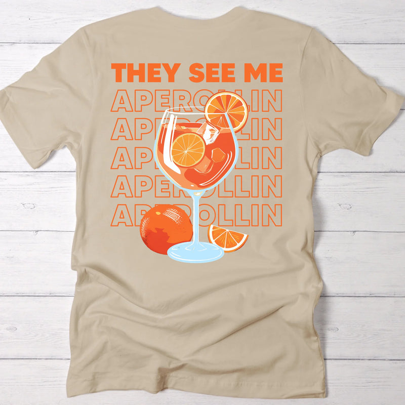 beige T-Shirt Rückenprint mit "They see me aperolin" personalisiertesm Spruch als Sommer Geschenkidee von Love & Faith