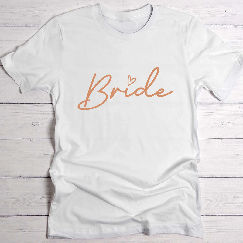 Weißes T-Shirt Brustdruck "Bride" als personalisiertem Spruch als Hochzeitsgeschenkidee von Love & Faith