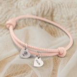 Personalisiertes PU-Lederarmband mit 2 gravierten Silber-Herz-Anhängern mit Geburtstag und Blume in altrosa - gefertigt von Love & Faith