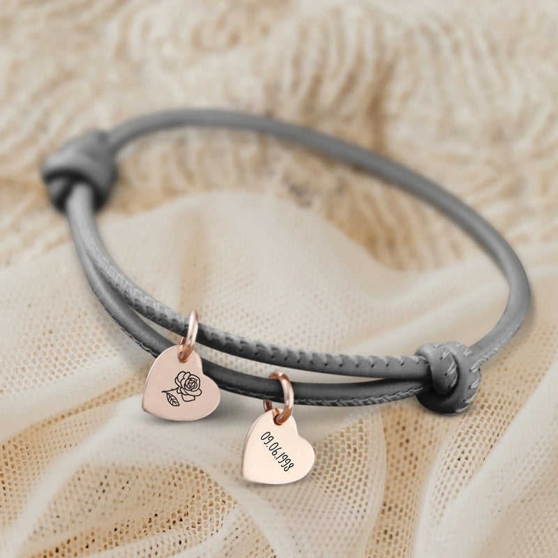 Personalisiertes PU-Lederarmband mit 2 gravierten RoséGold-Herz-Anhängern mit Geburtstag und Blume in antrazith - gefertigt von Love & Faith