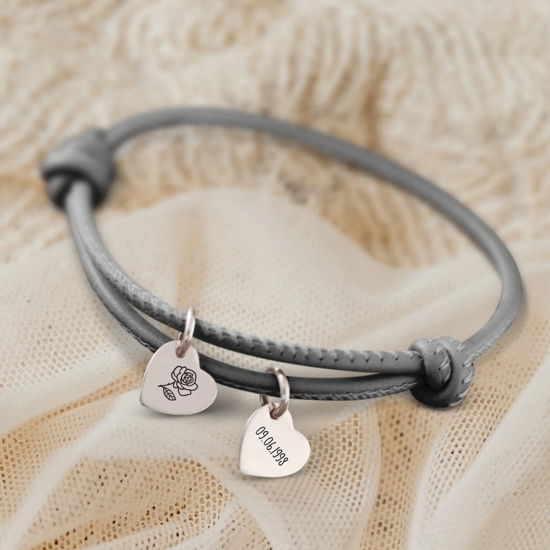 Personalisiertes PU-Lederarmband mit 2 gravierten Silber-Herz-Anhängern mit Geburtstag und Blume in antrazith - gefertigt von Love & Faith