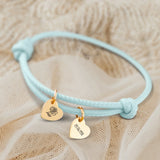 Personalisiertes PU-Lederarmband mit 2 gravierten Gold-Herz-Anhängern mit Geburtstag und Blume in Mint - gefertigt von Love & Faith
